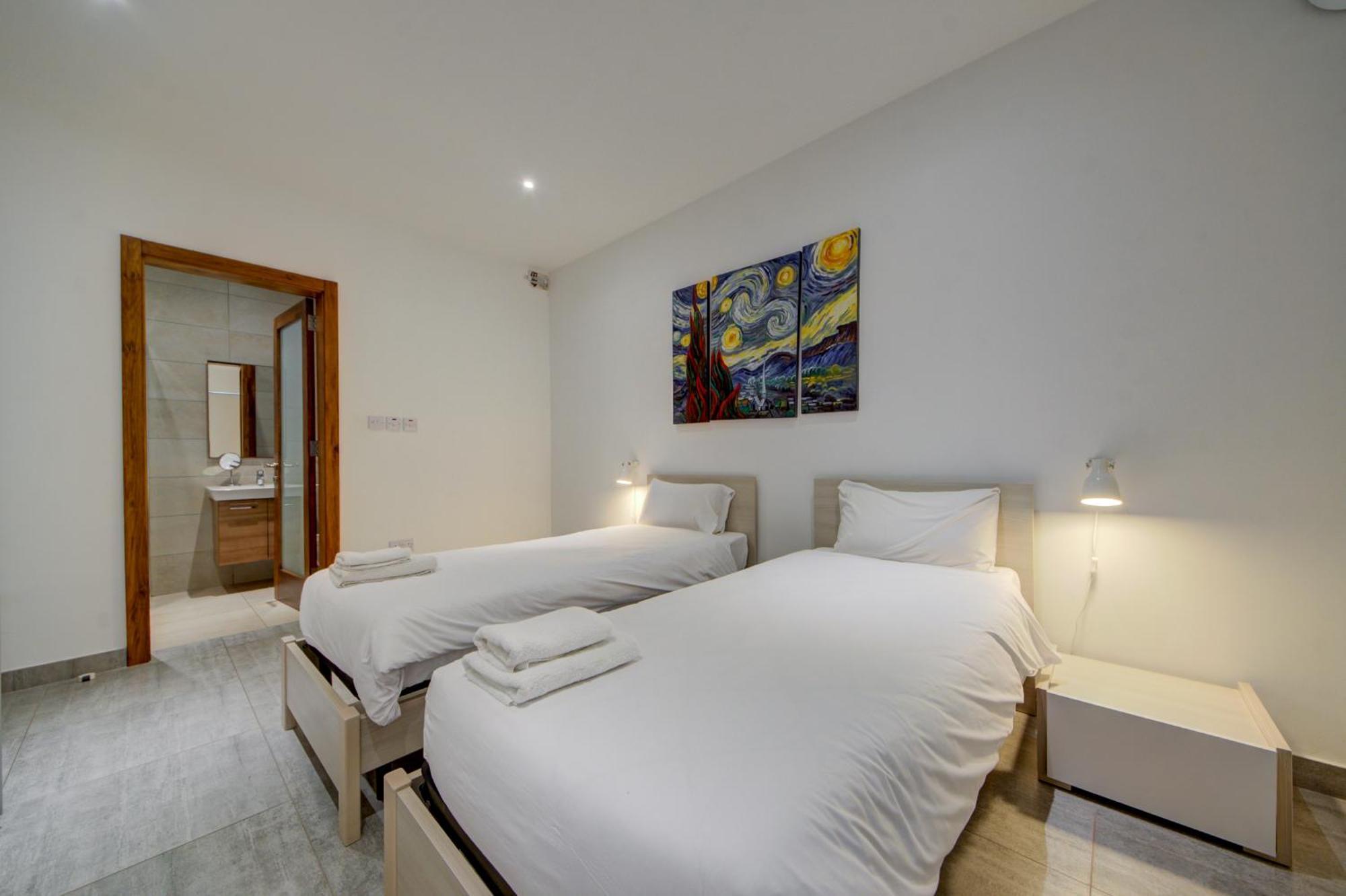 Top Floor Apt With Common Pool Close To All Amenities St. Paul's Bay Bagian luar foto