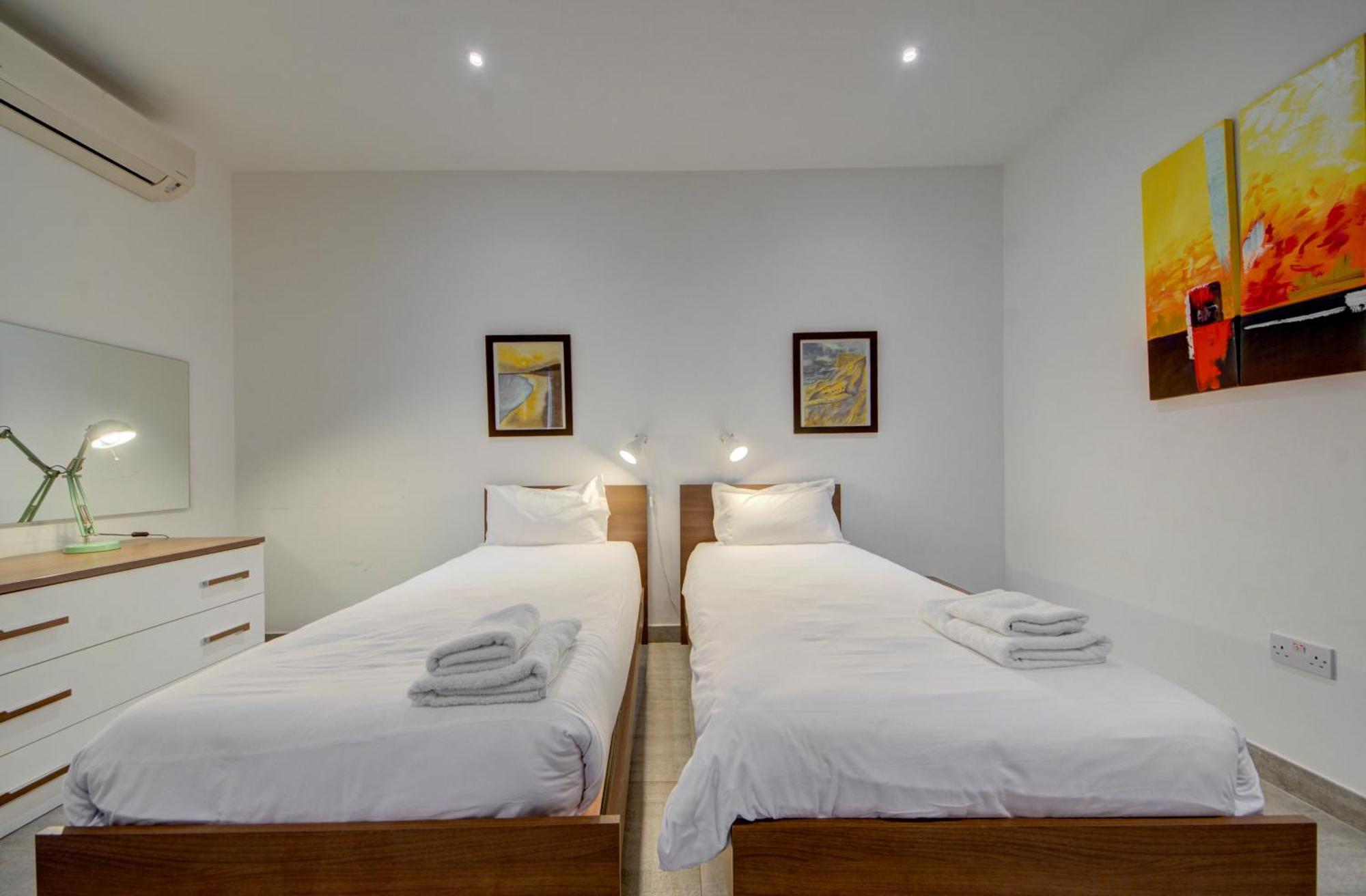 Top Floor Apt With Common Pool Close To All Amenities St. Paul's Bay Bagian luar foto