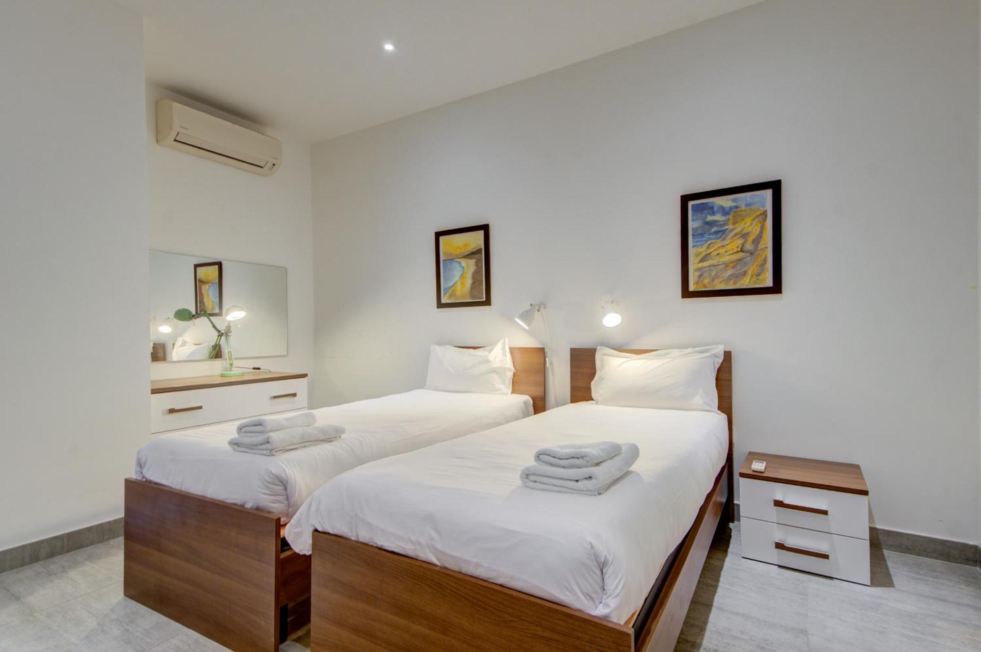 Top Floor Apt With Common Pool Close To All Amenities St. Paul's Bay Bagian luar foto
